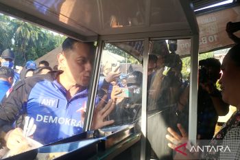 Berbagi kebahagiaan di lokasi gempa, AHY borong dagangan warga