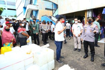 Kapolri  cek ketersediaan minyak goreng curah di Pasar Minggu