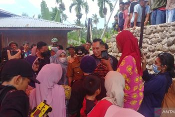 AHY kunjungi korban gempa Pasaman, serahkan bantuan huntara