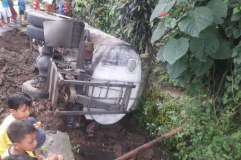Mobil minyak goreng terguling di Lombok Tengah