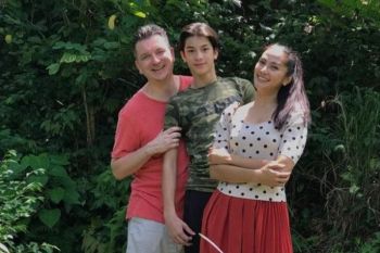 Begini cara Maudy Koesnaedi dan keluarga rawat kesehatan gigi dan mulut