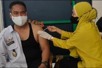 Lapas-Polresta Bandarlampung gelar vaksinasi booster untuk pegawai dan napi