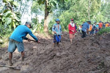 Warga Tulungagung gotong-royong singkirkan material longsor tutup jalan
