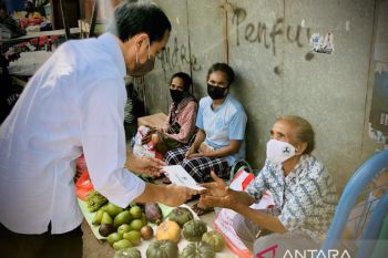 Presiden Jokowi beri bantuan tunai Rp1,2 juta kepada pedagang di NTT