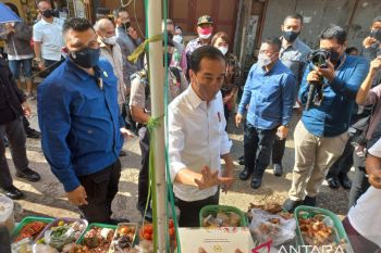 Presiden Jokowi blusukan ke pasar tradisional di Kupang