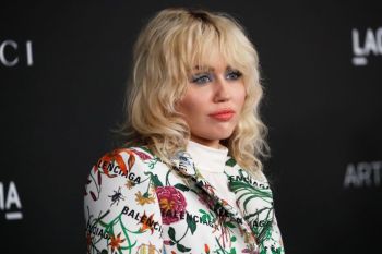Pesawat yang ditumpangi Miley Cyrus tersambar petir saat terbang ke Paraguay