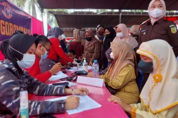 Warga antusias ikut "Serbuan Vaksinasi" Lanal Gorontalo