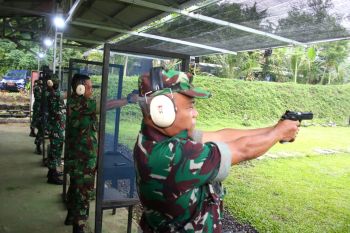 Personel Lanud Sam Ratulangi melaksanakan latihan menembak