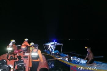 Basarnas berhasil menyelamatkan enam nelayan alami kapal bocor di perairan Buteng
