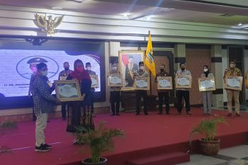 16 tokoh dan tiga korporasi raih PWI Jateng Award 2022