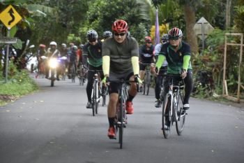 Pangdam XIII/Merdeka bersama prajurit bersepeda keliling Danau Tondano