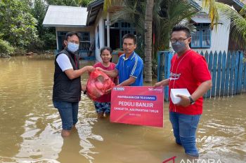 Telkomsel salurkan bantuan kepada warga terdampak banjir di Sangatta