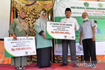 Baznas RI apresiasi UPZ Baznas Semen Padang salurkan bantuan pendidikan pada dua sekolah