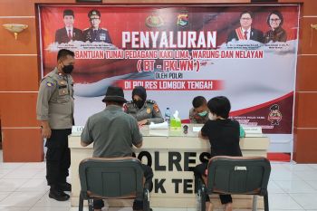 Polres Lombok Tengah menyalurkan bantuan dana untuk 16.500 PKL
