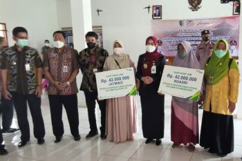 Bupati Demak serahkan santunan kematian ke pekerja rentan