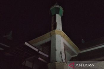 Menara MTQ Kendari retak diguncang gempa magnitudo 5,2