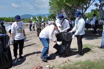Kondisi kebersihan pesisir pantai di Bandarlampung memprihatinkan