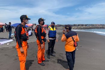 Basarnas Yogyakarta melakukan pencarian korban terseret ombak di Pantai Glagah
