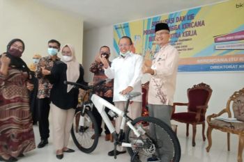 Legislator bagi-bagi hadiah kepada peserta sosialisasi stunting