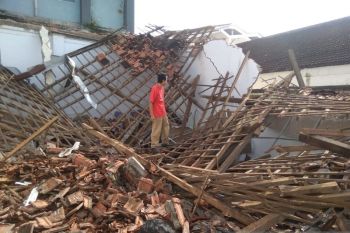 Atap aula Disnaker Jember ambruk akibat diguyur hujan deras