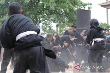 Tradisi perang ketupat untuk menyambut Ramadhan digelar di Tempilang