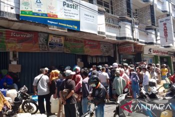 Ratusan warga Payakumbuh antre untuk dapatkan minyak goreng curah