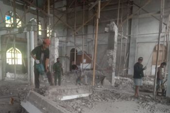 Babinsa Waropen bantu warga renovasi bangunan gereja
