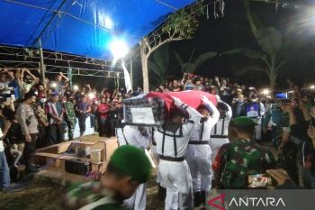 Warga Konawe berdesakan lihat pemakaman jenazah M Iqbal korban KKB Papua