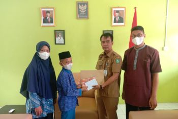 Korwil Pendidikan Bukit Batu salurkan bantuan ke siswa penghafal Alquran