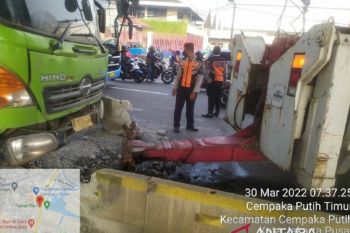 Truk pasir tabrak separator TransJakarta lukai pesepeda motor