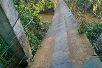 Jembatan gantung nyaris putus  lukai belasan pelajar di Tanjabbar
