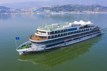 Kapal pesiar listrik terbesar di dunia buatan China berlayar perdana