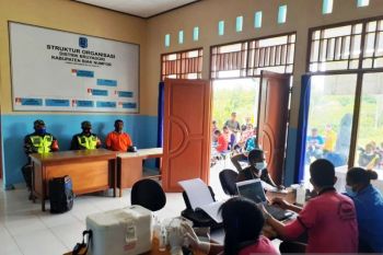 TNI dampingi vaksinasi COVID-19 warga di Biak Numfor