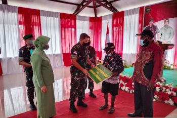 Pangdam XVII/Cenderawasih bagikan bantuan sembako ke warga Mimika