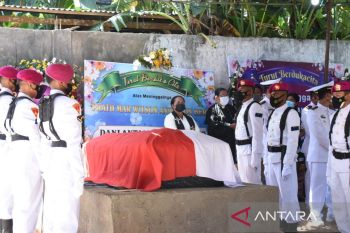 Pemakaman Praka Wilson Here dilaksanakan secara militer