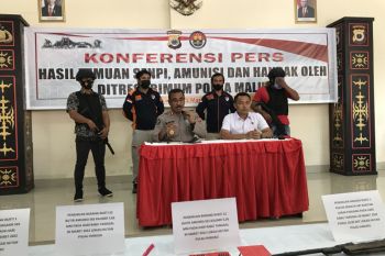 Polisi temukan senjata api dan bom rakitan di hutan P Haruku