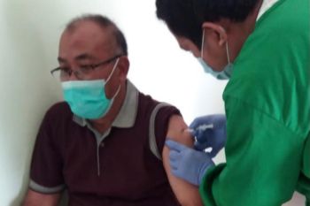 Merespons pandemi dengan vaksinasi COVID-19