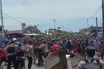 Lima polisi terluka saat mengamankan demo tolak DOB di Nabire