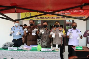 Kejari Polewali musnahkan sejumlah barang bukti hasil kejahatan