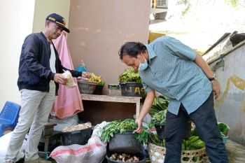 Disdag-Satpol PP Mataram NTB menyita barang puluhan pedagang pasar
