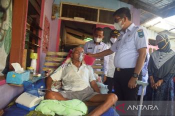 Pemkot Sawahlunto berikan bansos total 10 juta bantu pengobatan warga