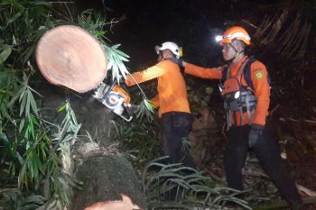 Longsor di Manado menutupi jalan raya
