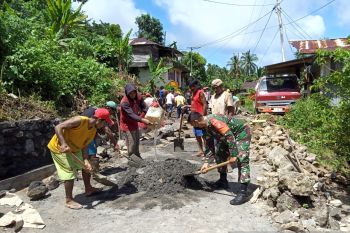 Babinsa di Pulau Tagulandang Sulut, bantu warga bangun talud jalan
