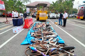 Polres Inhu musnahkan ribuan botol miras