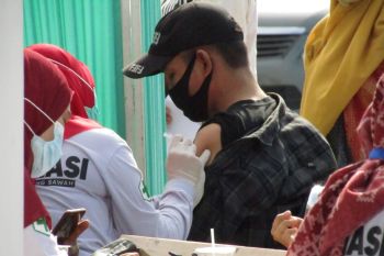 Pemkot Bandarlampung beri vaksinasi penguat bagi 100 pedagang takjil