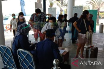 Puluhan wisatawan Singapura berlayar ke Lagoi Bintan