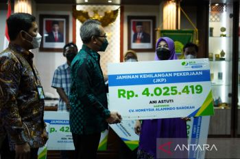 BPJS Ketenagakerjaan DIY serahkan santunan Jaminan Kehilangan Pekerjaan