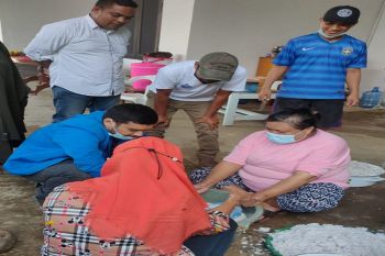 Pemuda Kendari Sultra lakukan gerakan pembuatan minyak goreng tradisional
