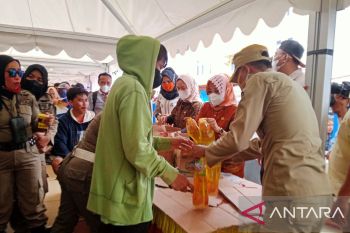 Harga minyak goreng di pasar murah Baubau dijual Rp26 ribu per liter