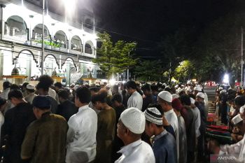 Jamaah Masjid Alkhairaat Palu Shalat Tarawih  hingga di badan jalan